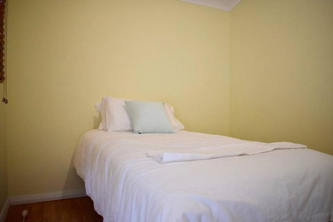 Stylish Cute Cottage In McMahons Point - Accommodation Port Macquarie 3