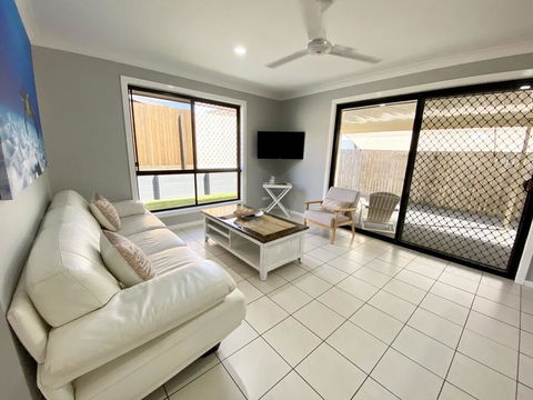 STYLISH RESIDENCE, LARGE PRIVATE YARD - CLOSE TO DREAMWORLD - Accommodation Port Macquarie 1
