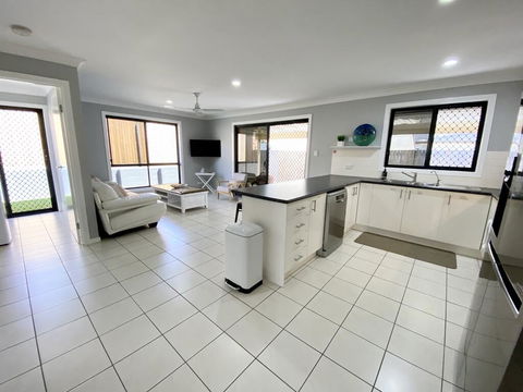 STYLISH RESIDENCE, LARGE PRIVATE YARD - CLOSE TO DREAMWORLD - Accommodation Port Macquarie 2