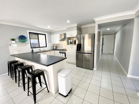 STYLISH RESIDENCE, LARGE PRIVATE YARD - CLOSE TO DREAMWORLD - Accommodation Port Macquarie 3