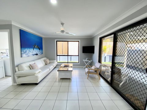 STYLISH RESIDENCE, LARGE PRIVATE YARD - CLOSE TO DREAMWORLD - Accommodation Port Macquarie 0
