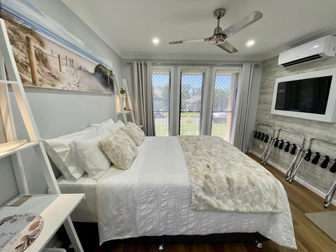 STYLISH UNIT - CLOSE TO DREAMWORLD - Accommodation Port Macquarie 0