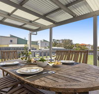 Summer Breeze - clean and simple 200m to beach - Accommodation Port Macquarie