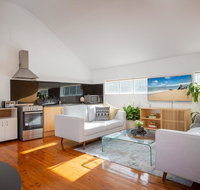 Sunlit Two-Bedroom Unit With Sprawling BBQ Deck - Accommodation Port Macquarie