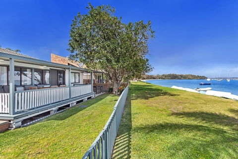 Sunset Beach House - Soldiers Point Sleeps 9 - Accommodation Port Macquarie 1