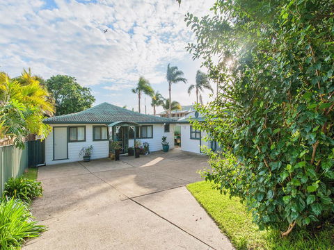 Sunset Beach House - Soldiers Point Sleeps 9 - Accommodation Port Macquarie 2