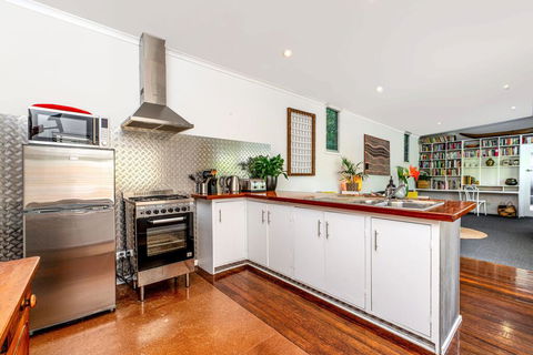 SUNSET BEACH SHACK On SURF - Accommodation Port Macquarie 3