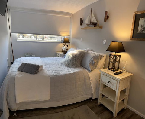 Swamp Fox Luxury 2BR Dutch Barge - Accommodation Port Macquarie 1