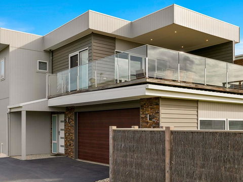 Swan Bay Views - Accommodation Port Macquarie 0
