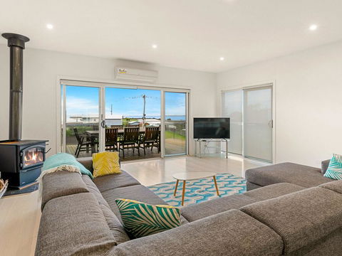 Swan Bay Views - Accommodation Port Macquarie 1