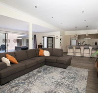 Swanway - Pet Friendly - 10 Min Walk to Beach - Accommodation Port Macquarie