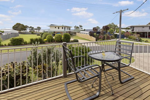 Tanjil - A Stroll From The Water In Paynesville - Accommodation Port Macquarie 1