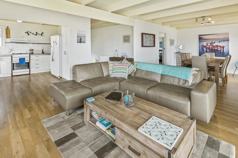 Tanjil - A Stroll From The Water In Paynesville - Accommodation Port Macquarie 3