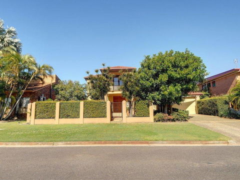 Tarcoola 41 - 5 BDRM Canal Home With Pool - Accommodation Port Macquarie 1