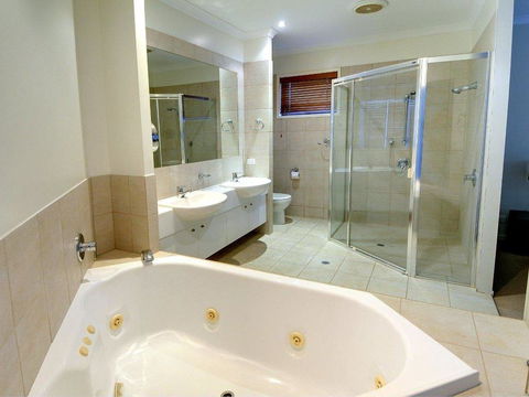 Tarcoola 41 - 5 BDRM Canal Home With Pool - Accommodation Port Macquarie 2