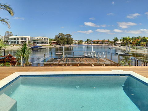 Tarcoola 49 - 4 BDRM Canal Home With Pool - Accommodation Port Macquarie 3