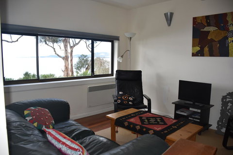Beachside Taroona With Spa - Accommodation Port Macquarie 6