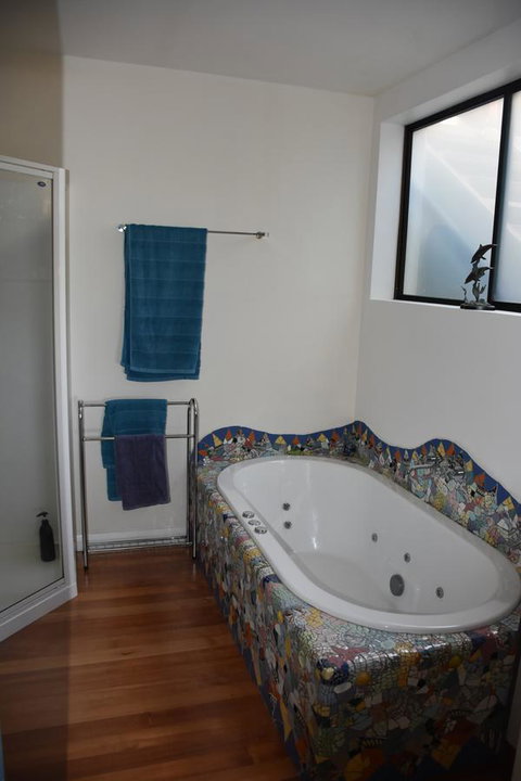 Beachside Taroona With Spa - Accommodation Port Macquarie 15