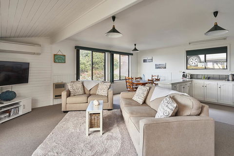 KINGFISHER COTTAGE Beachfront At The Binalong Bay - Accommodation Port Macquarie 4