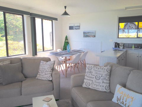 KINGFISHER COTTAGE Beachfront At The Binalong Bay - Accommodation Port Macquarie 24