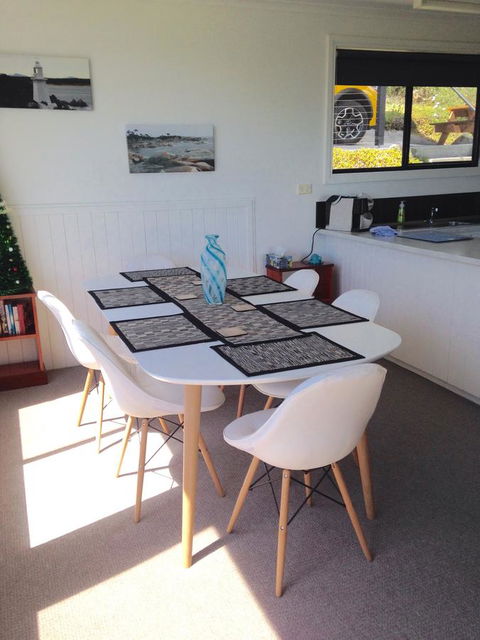 KINGFISHER COTTAGE Beachfront At The Binalong Bay - Accommodation Port Macquarie 14
