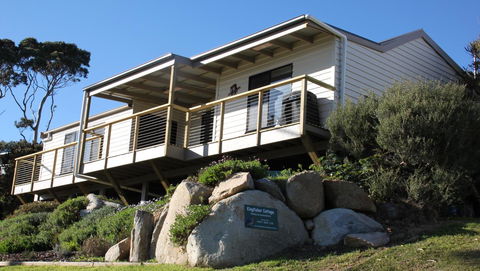 KINGFISHER COTTAGE Beachfront At The Binalong Bay - Accommodation Port Macquarie 0