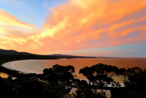 DOLPHIN LOOKOUT COTTAGE - Amazing Views Of The Bay Of Fires - Accommodation Port Macquarie 0
