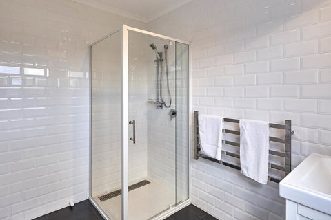 DOLPHIN LOOKOUT COTTAGE - Amazing Views Of The Bay Of Fires - Accommodation Port Macquarie 3