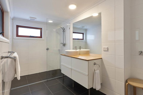 DOLPHIN LOOKOUT COTTAGE - Amazing Views Of The Bay Of Fires - Accommodation Port Macquarie 2