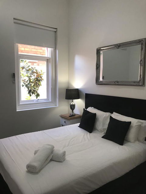 CROWN CENTRAL BUSINESS DISTRICT MOTEL - NO UNDER 18s - Accommodation Port Macquarie 18