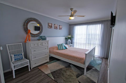 Stunning Waterfront Only 10 Minutes To Phillip Island - FREE EV UNIT 7kW For Electric Cars - Pet Friendly, Fireplace FREE WIFI Wine & Chocolates - Accommodation Port Macquarie 2