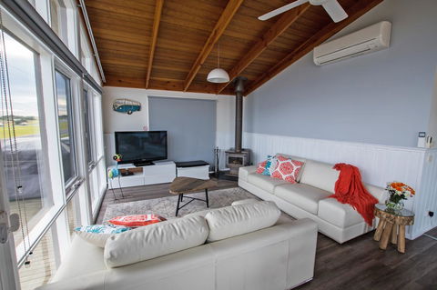 Stunning Waterfront Only 10 Minutes To Phillip Island - FREE EV UNIT 7kW For Electric Cars - Pet Friendly, Fireplace FREE WIFI Wine & Chocolates - Accommodation Port Macquarie 1