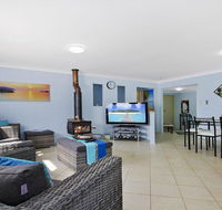 The Burra Break - 3 minute walk to beach access - Accommodation Port Macquarie