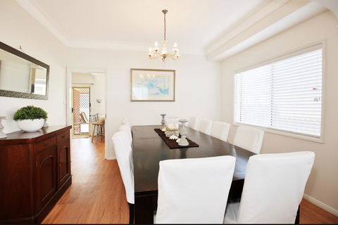 The Crescent - Pet Friendly - 1 Min To Beach - Accommodation Port Macquarie 3