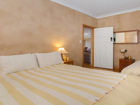 The Farmhouse - Grape Vines And Rolling Green Hills - Accommodation Port Macquarie 1