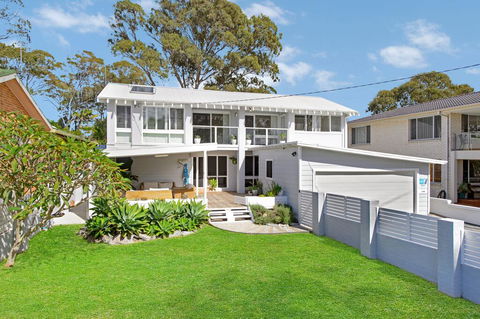 THE LAKE HOUSE - WiTH SWIMMING POOL - Accommodation Port Macquarie 0