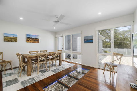 THE LAKE HOUSE - WiTH SWIMMING POOL - Accommodation Port Macquarie 1