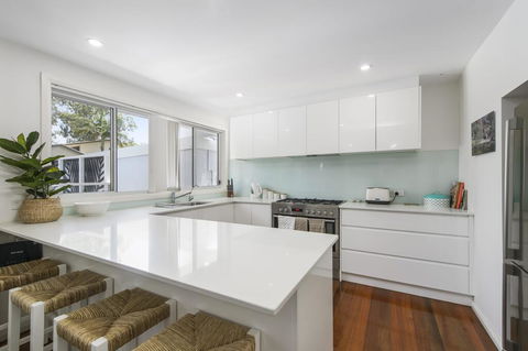 THE LAKE HOUSE - WiTH SWIMMING POOL - Accommodation Port Macquarie 3