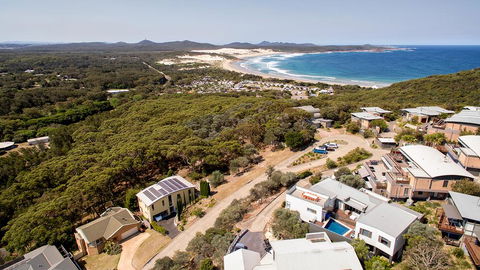 The Lookout - Ultra Modern And Luxurious - Accommodation Port Macquarie 3