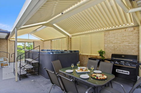 The Orient - Family & Pet Friendly - Huge Spa - Accommodation Port Macquarie 0