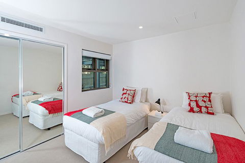 The Princess Bride - Executive 3BR Bulimba Apartment With Balcony In Central Location - Accommodation Port Macquarie 1