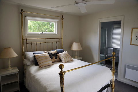 The Red Feather Inn - Accommodation Port Macquarie 0