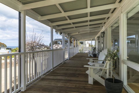 The Summer House Retreat Torquay - Accommodation Port Macquarie 1