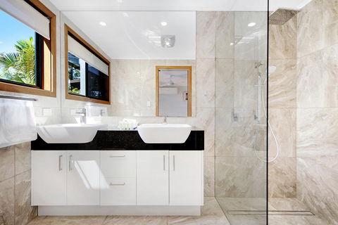 THE VIEW, TUGUN - 4 Bedrooms - Sea Views - Private Heated Pool - Accommodation Port Macquarie 2
