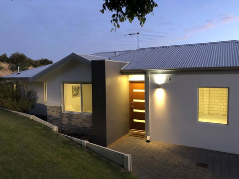 Three Bedroom, Two Bathroom Family Home - Accommodation Port Macquarie 0