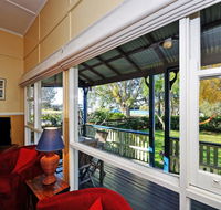 Traditional Three Bedroom Home with Water Views - Accommodation Port Macquarie