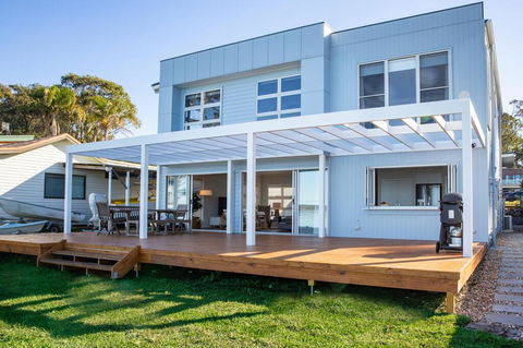 Tranquility Absolute Waterfront - Pet Friendly - 10 Mins To Hyams Beach - Accommodation Port Macquarie 1
