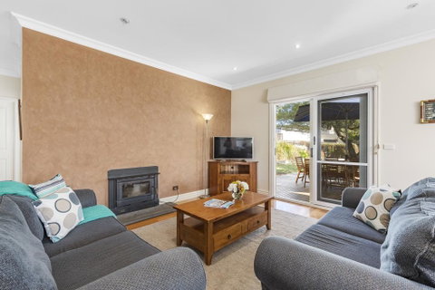 Tranquility In Cowes - Pets, Fireplace, WiFi, Linen, 350m Beach, 4 Bdrms - Accommodation Port Macquarie 1