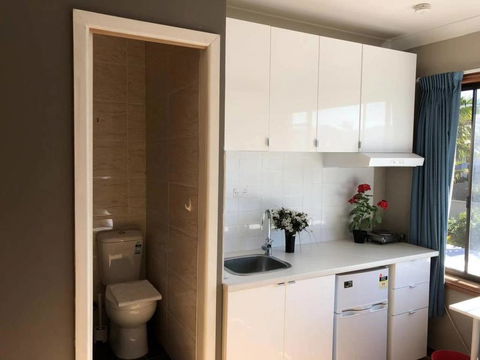 Traveler's Affordable Studio Unit (Beverly Hills) - Accommodation Port Macquarie 0
