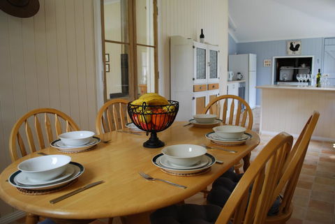 Twisted Gum Vineyard Cottage - Accommodation Port Macquarie 3